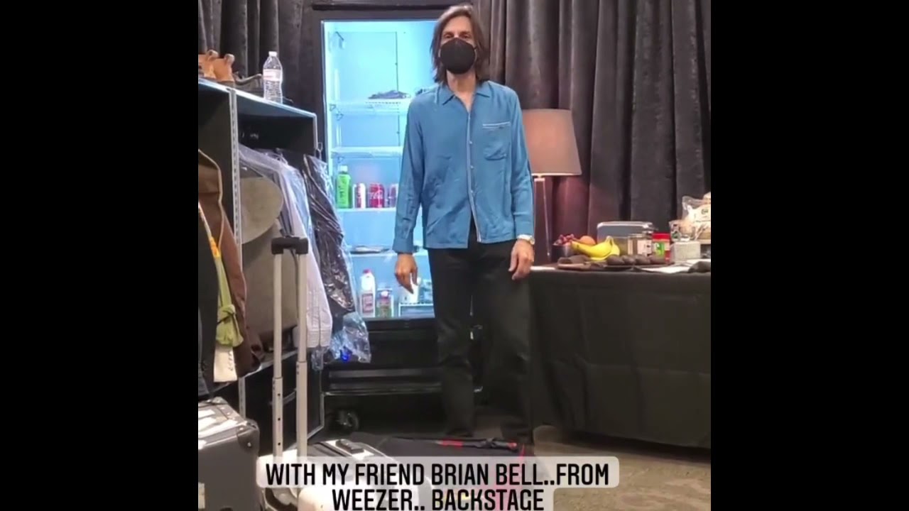 Brian Bell knows how to Floss