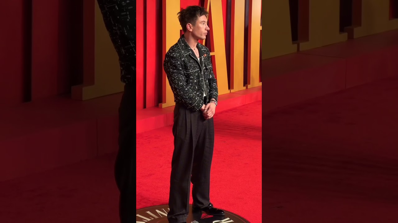 Sabrina Carpenter distracts Barry Keoghan at Oscars after-party red carpet 😂🥰