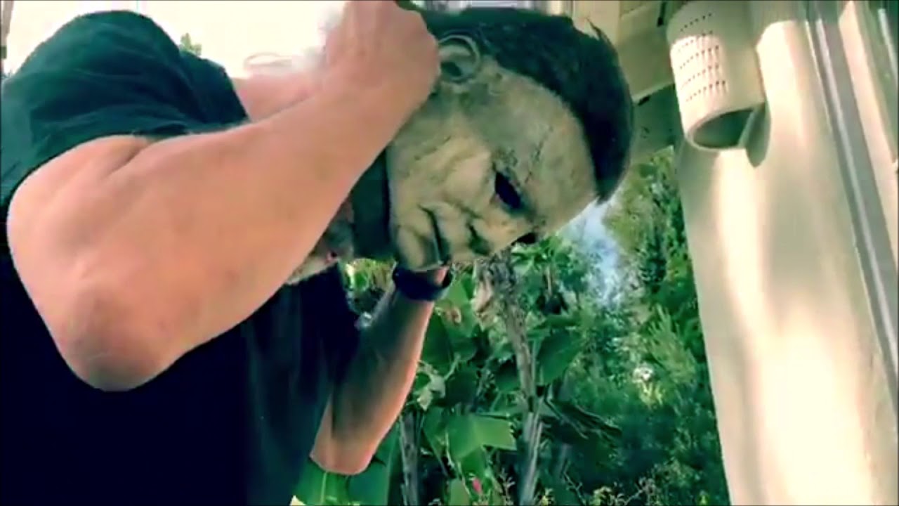 Nick Castle putting on his Michael Myers HALLOWEEN (2018) mask